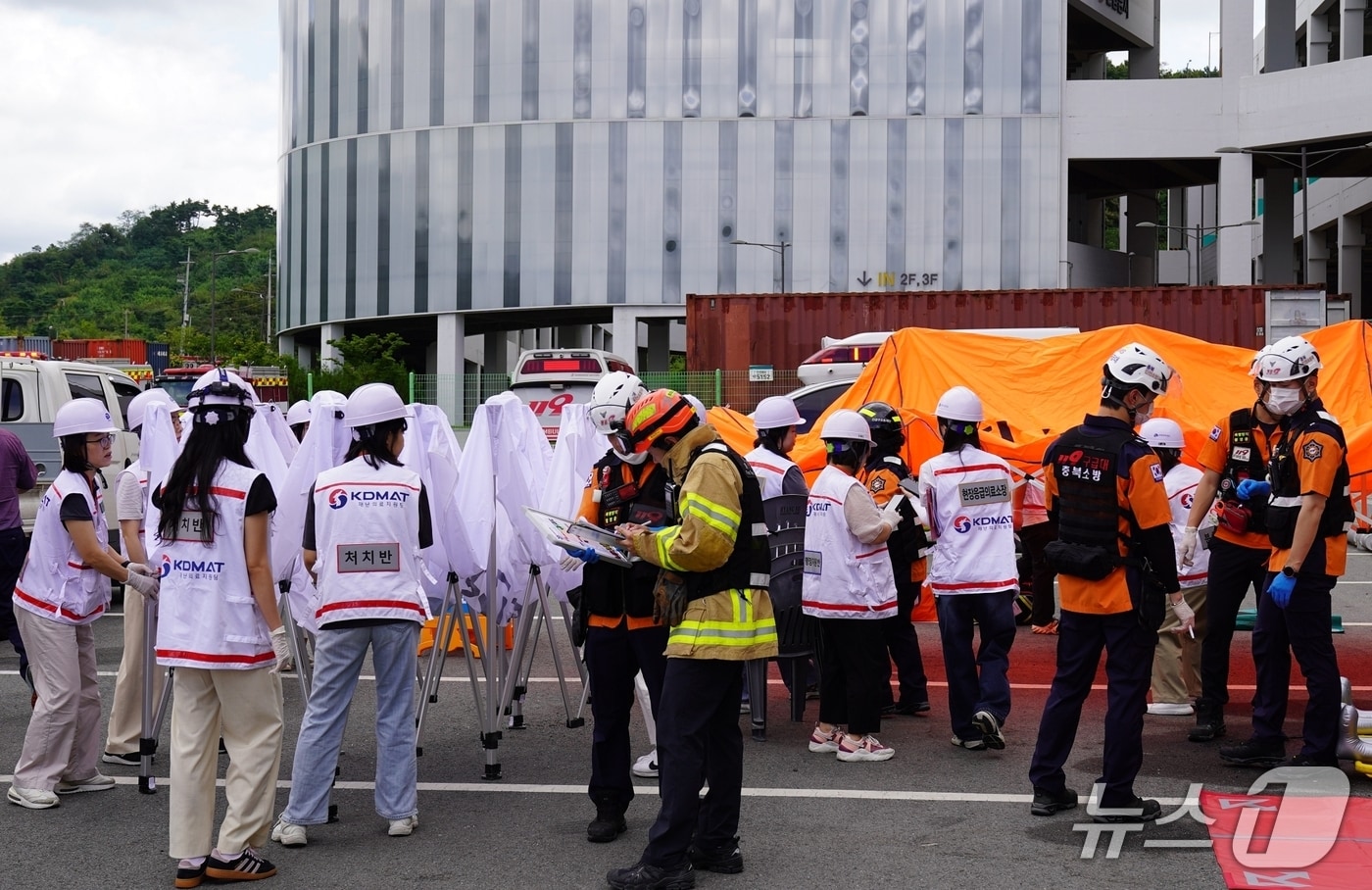 충북 진천소방서는 4일 롯데중부권메가허브터미널에서 지자체, 경찰서, 군부대, 관계기관, 민간기관 21곳과 함께 '2025년 긴급구조 종합훈련'을 진행했다.(진천소방서 제공, 재판매 및 DB금지)/뉴스1