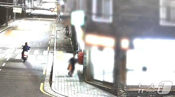 편의점 털이를 시도한 남성이 도주하고 있다.(부산동부경찰서 제공. 재판매 및 DB 금지)