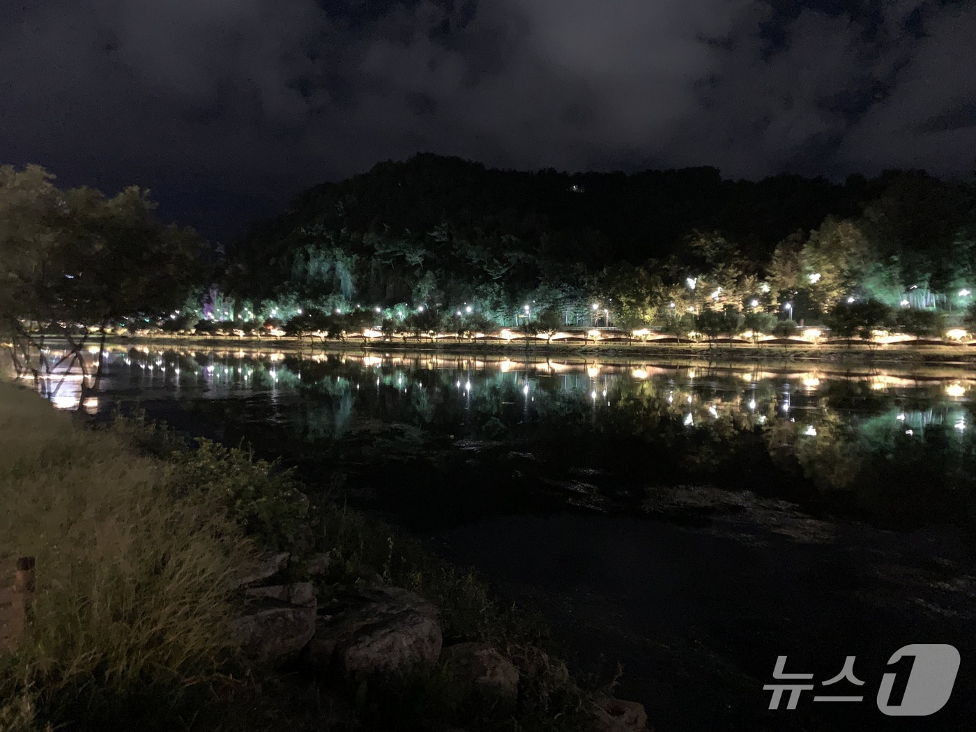 진주 남강변에 설치된 경관조명&#40;진주시 제공. 재판매 및 DB금지&#41;.