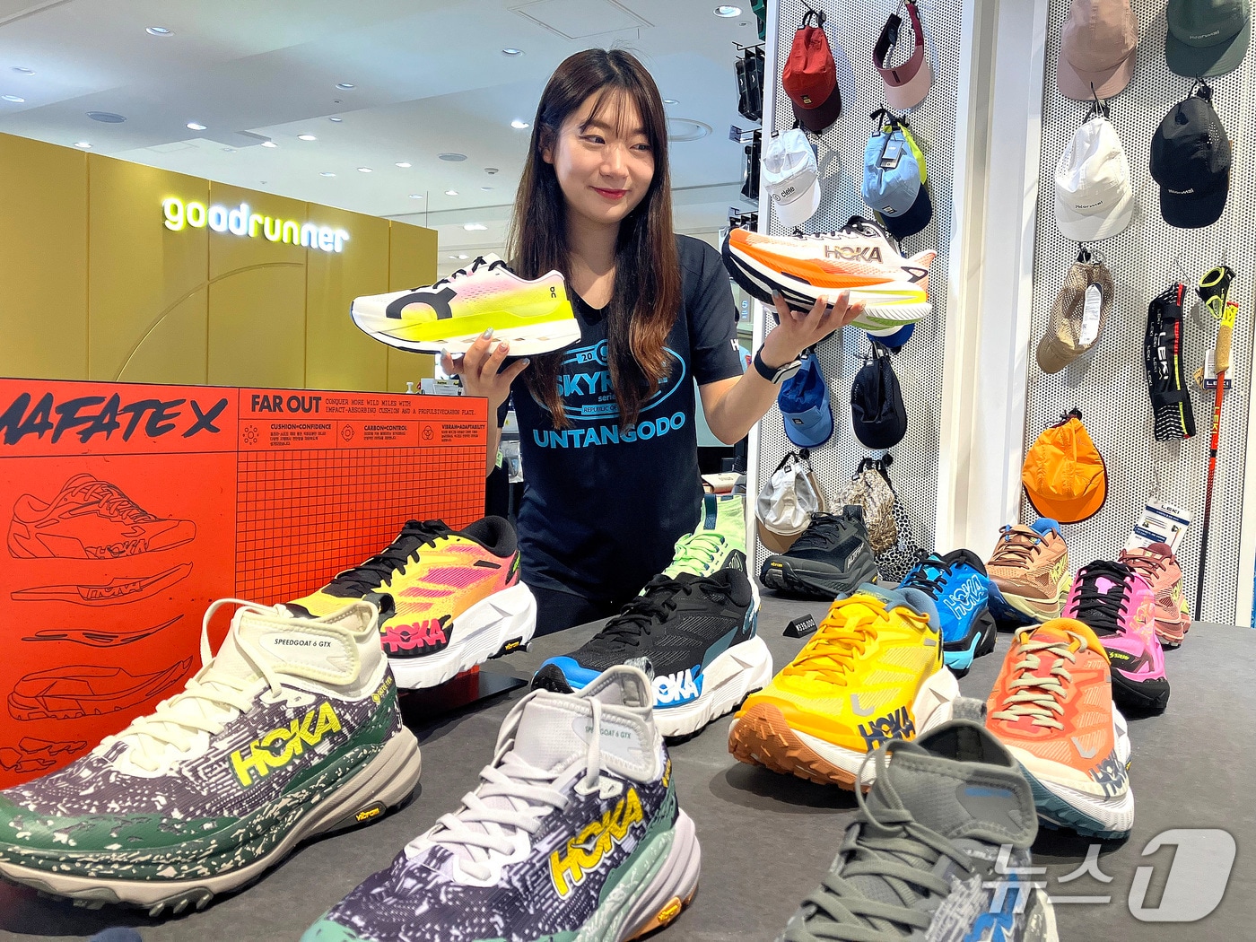 롯데백화점 부산본점 관계자가 런 인 부산 행사를 맞아 러닝화를 소개하고 있다.(롯데백화점 부산본점 제공. 재판매 및 DB 금지)