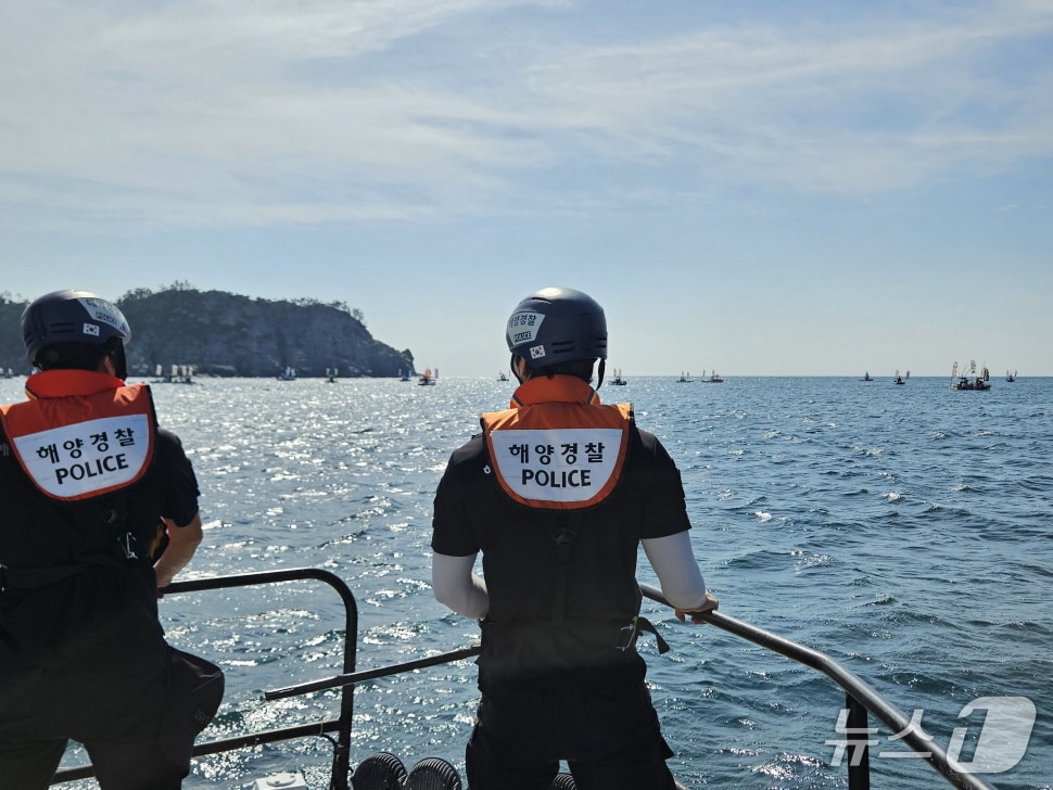 4일 완도해경이 사수도(장수도) 해역에서 진행된 해상 집단행동에 대해 안전관리를 실시하고 있다.(완도해경 제공. 재판매 및 DB 금지)