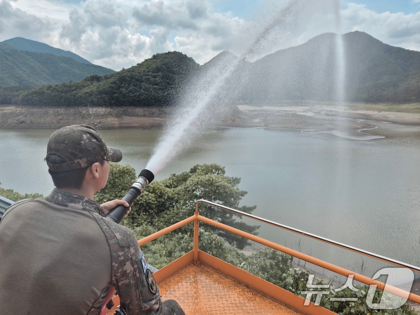 지난 3일 육군 3군단 장병들이 급수차를 이용해 강릉 오봉저수지에 물을 채우고 있는 모습. &#40;육군 제공. 재판매 및 DB 금지&#41; 2025.9.4/뉴스1