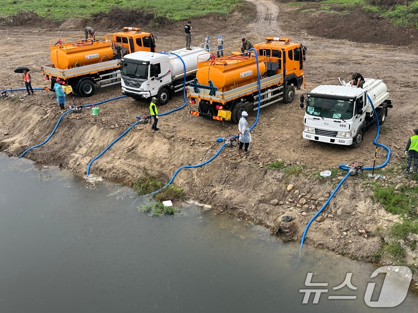 육군 장병들이 오봉저수지로 급수를 위해 연곡천에서 물을 받고 있다. &#40;육군 제공. 재판매 및 DB 금지&#41;