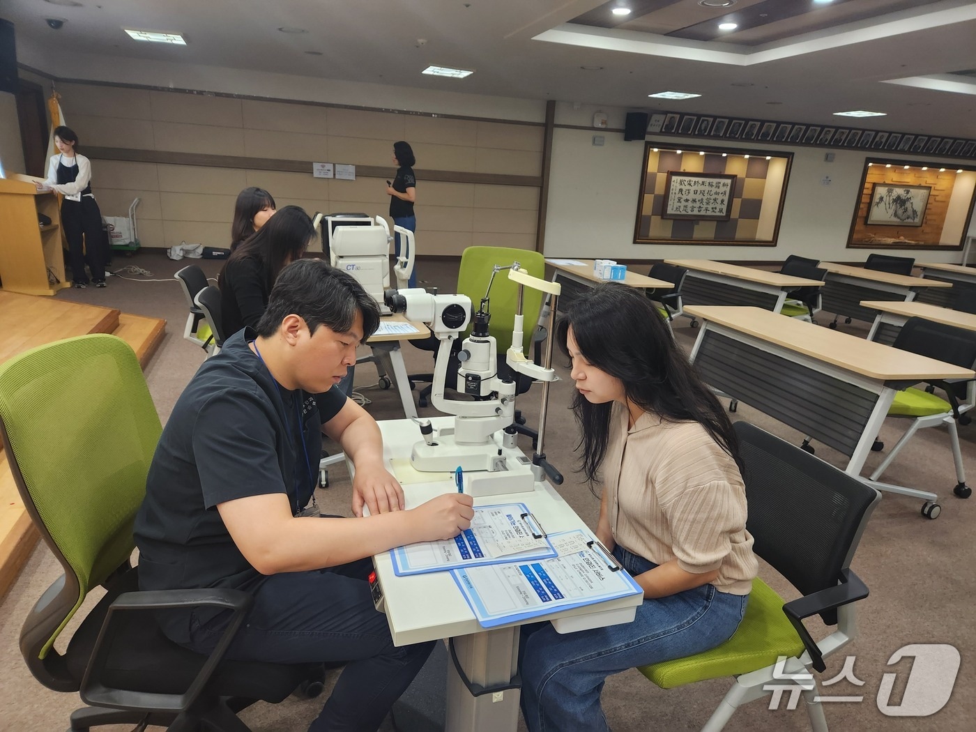 원주시청 공무원노동조합은 4일 원주시청 지하 1층 다목적홀에서 조합원 100명을 대상으로 '찾아가는 안검진 서비스'를 실시했다.(원주시청 공무원노동조합 제공. 재판매 및 DB금지)/뉴스1