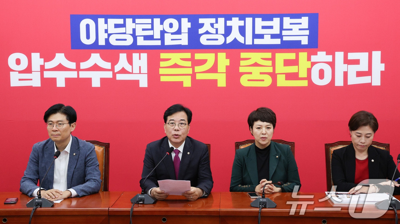 송언석 국민의힘 원내대표와 교육위원회 위원들이 4일 오후 서울 여의도 국회에서 최교진 교육부 장관 후보자 관련 긴급 기자간담회를 하고 있다. 2025.9.4/뉴스1 ⓒ News1 신웅수 기자