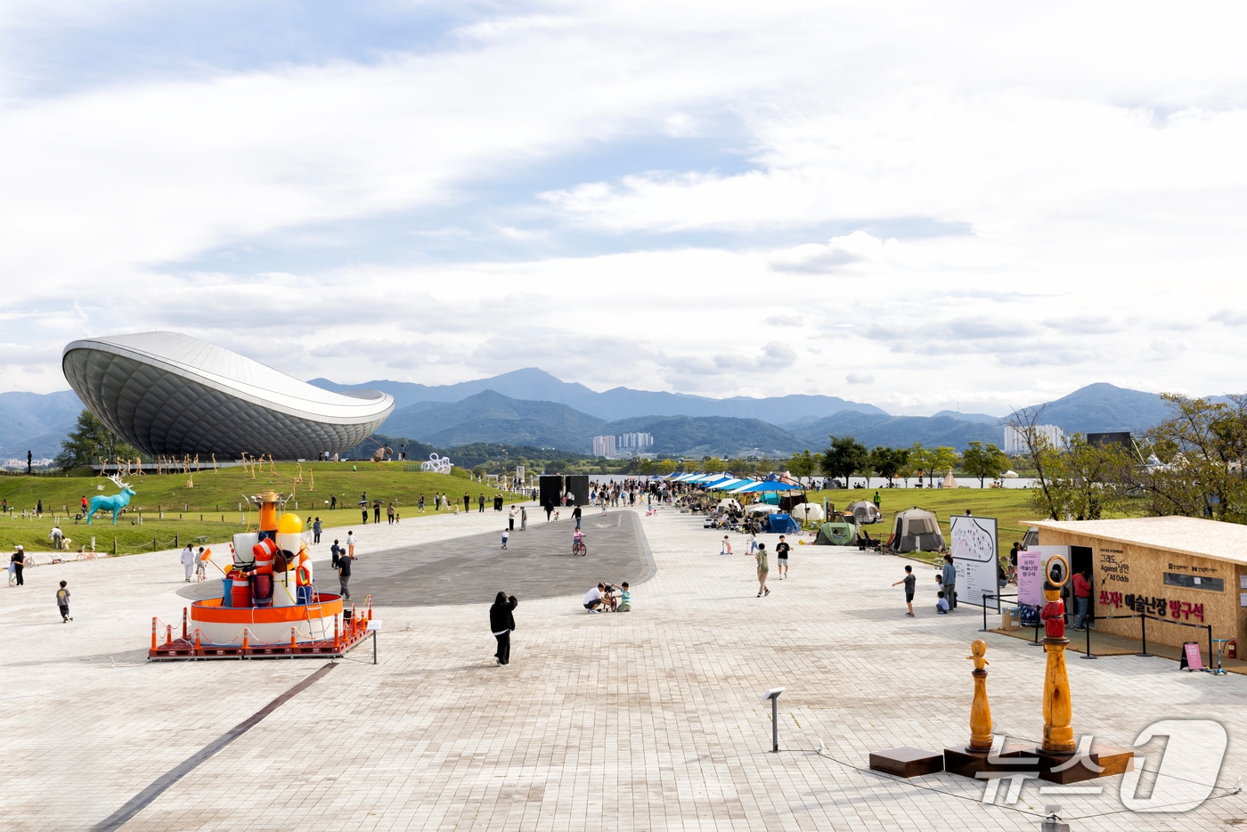 지난해 강정보 디아크 광장에서 열린 '달성 대구현대미술제' 모습.(대구 달성문화재단 제공.재판매 및 DB 금지)