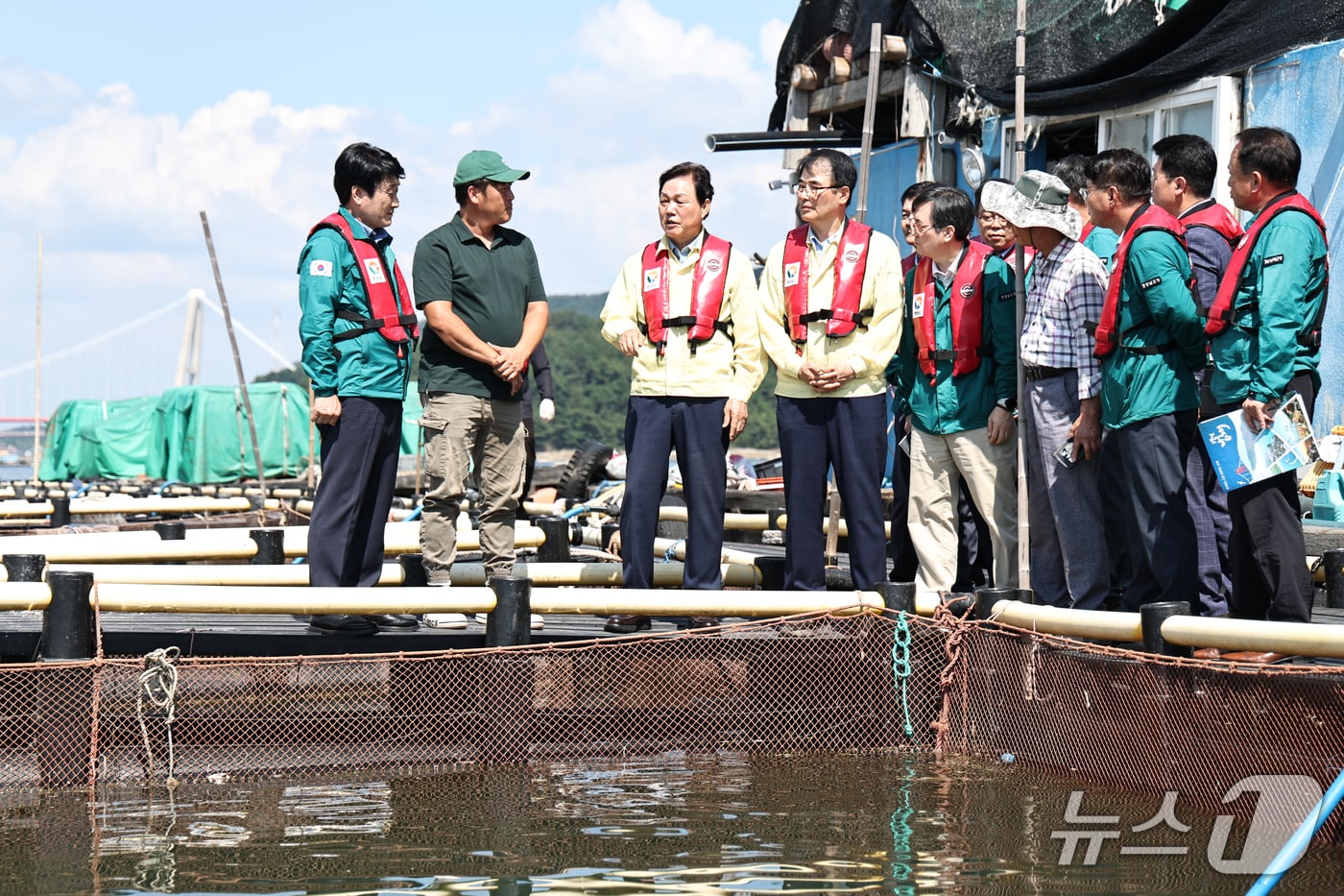 박완수 경남지사(왼쪽에서 세번째)가 4일 적조 피해를 입은 남해 양식어가에서 양식어업인을 격려하고 있다.(경남도 제공. 재판매 및 DB금지)