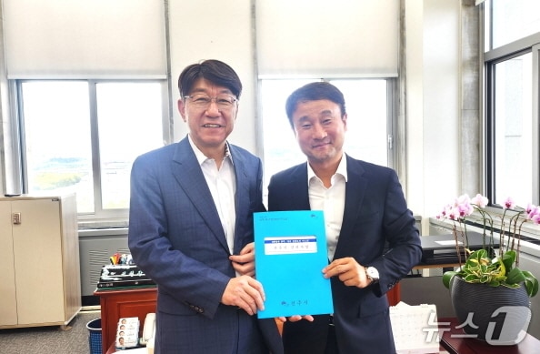 우범기 전주시장&#40;사진 왼쪽&#41;이 4일 국회에서 한병도 의원을 만나 핵심사업 국가예산 반영을 요청했다.&#40;전주시 제공, 재판매 및 DB 금지&#41;/뉴스1