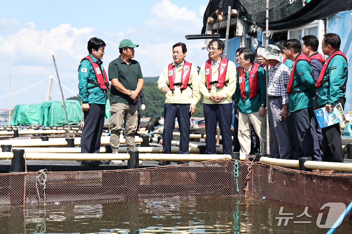 박완수 경남지사(왼쪽 세번째)가 4일 적조 피해가 발생한 남해 양식어가에서 양식어업인을 격려하고 있다.(경남도 제공. 재판매 및 DB금지)