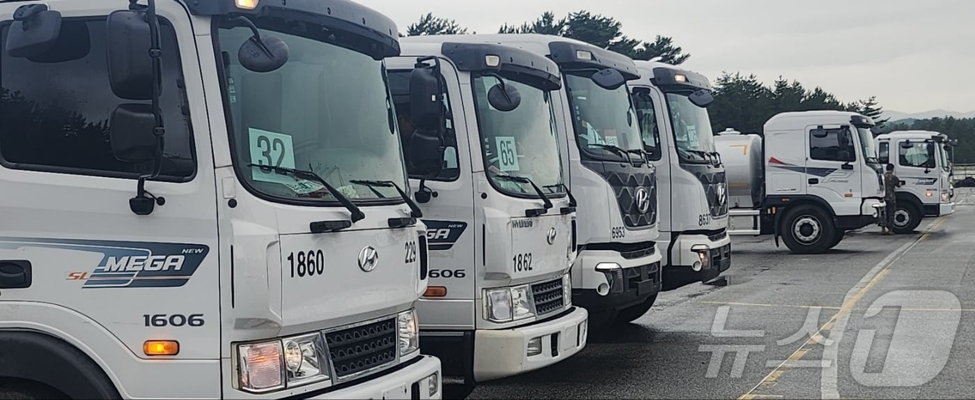 행정안전부는 강원도 강릉 가뭄에 대응하기 위해 지난 4일부터 군 물탱크 차량 400대로 오봉저수지에 급수를 지원했다. (행안부 제공. 재판매 및 DB 금지) 2025.9.4/뉴스1