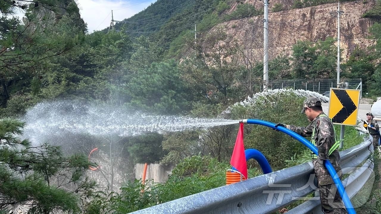 행정안전부는 강원도 강릉 가뭄에 대응하기 위해 4일부터 군 물탱크 차량 400대를 본격적으로 투입해 오봉저수지에 급수를 지원하고 있다고 밝혔다. 사진은 군 물탱크를 활용해 오봉저수지에 급수 지원하는 모습. &#40;행안부 제공. 재판매 및 DB 금지&#41; 2025.9.4/뉴스1