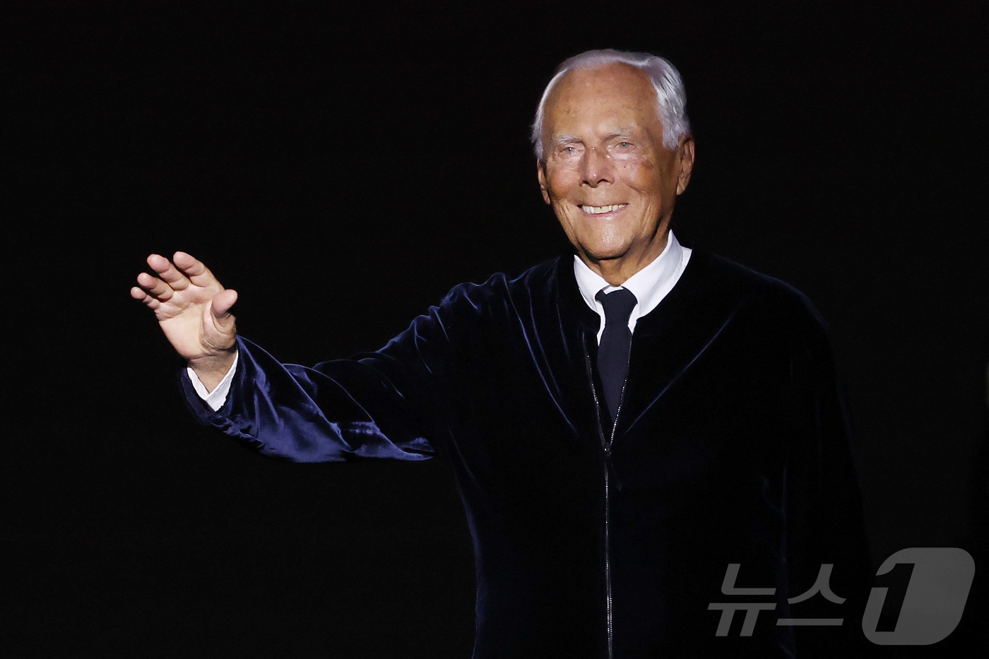 2024년 1월 23일(현지시간) 프랑스 파리에서 열린 2024 봄·여름 오트쿠튀르 여성 패션위크 기간 중, 조르지오 아르마니 프리베 쇼에서 관객에게 인사하는 이탈리아 디자이너 조르지오 아르마니의 모습.<자료 사진>ⓒ AFP=뉴스1