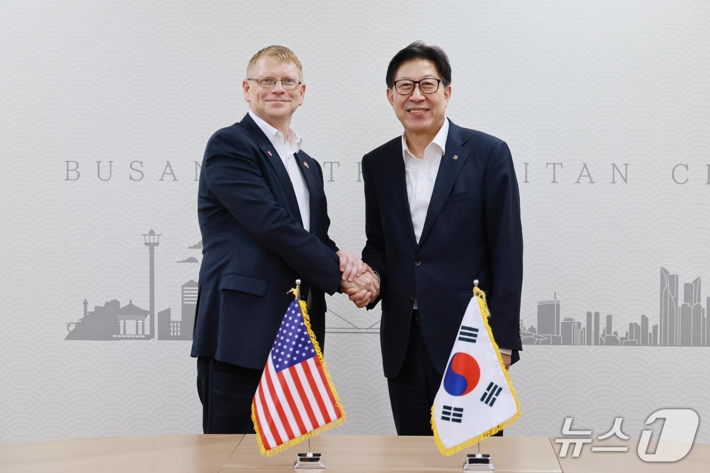박형준 부산시장(오른쪽)이 지난 3일 듀이 무어 신임 주부산 미국 수석영사 만나 협력 방안을 논의했다.(부산시 제공. 재판매 및 DB금지)