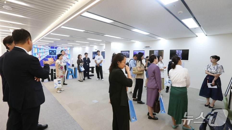 센터 안내 프로그램에 참여 중인 시민 및 방문객들의 관람 장면(서울시 제공)
