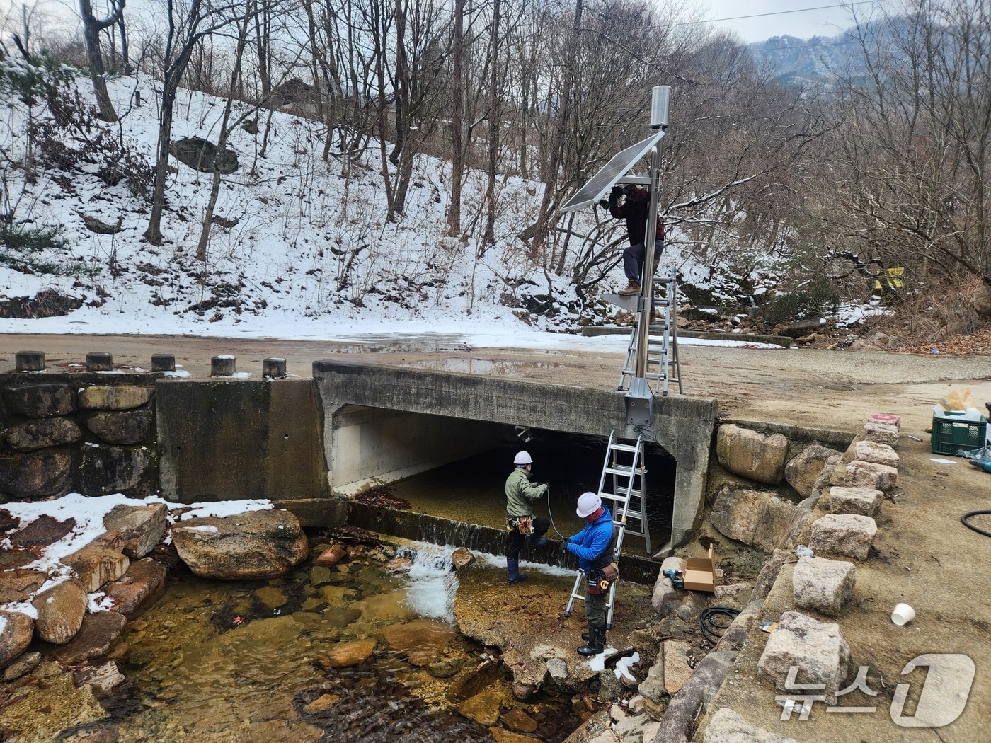 산림유량관측망 현장 구축 모습(산림청 국립산림과학원 제공.재판매 및 DB금지)/뉴스1