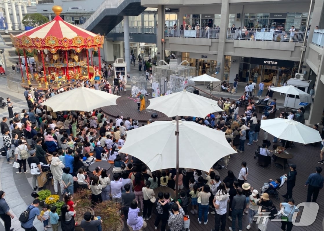 롯데아울렛 이시아폴리스점이 6~7일 대구문화예술진흥원과 함께 특별한 문화 공연을 선보인다. 사진은 지난 4월 14주년을 기념해 1층 광장에서 열린 매직쇼 모습.(롯데백화점 제공. 재판매 및 DB 금지)