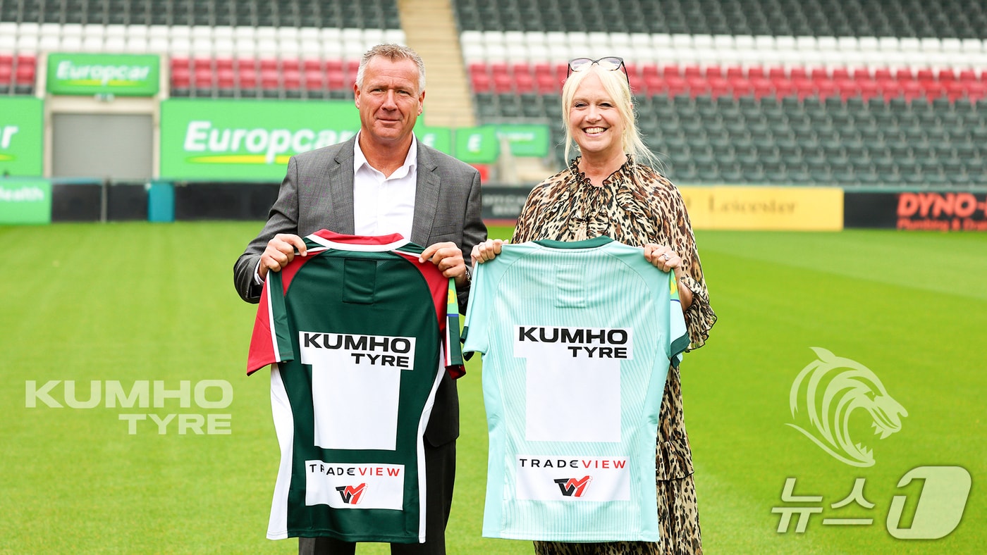 (왼쪽부터) 리차드 라이온스 (Richard Lyons) 금호타이어 영국법인장과 안드레아 핀첸 (Andrea Pinchen) 레스터 타이거즈 CEO가 후원 계약 체결 후 사진촬영을 하고 있다. (금호타이어 제공)