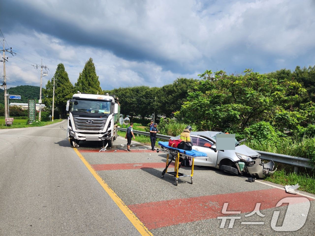 지난 4일 오후 2시 37분쯤 전남 담양군 대덕면의 한 삼거리에서 화물차와 승용차가 부딪혀 소방당국이 구조작업을 하고 있다.(전남 담양소방 제공. 재판매 및 DB 금지) 