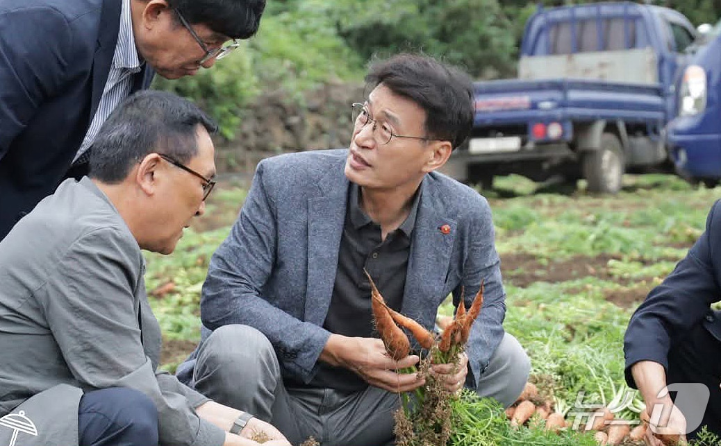 지난 7월 제주시 구좌읍 당근 밭을 찾은 문대림 국회의원.(문대림 국회의원실 제공, 재판매 및 DB 금지)