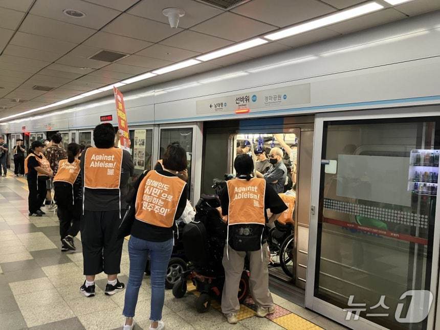 전국장애인차별철폐연대가 5일 지하철 4호선 선바위역에서 탑승 시위를 하고 있다.(전국장애인차별철폐연대 제공. 재판매 및 DB 금지)