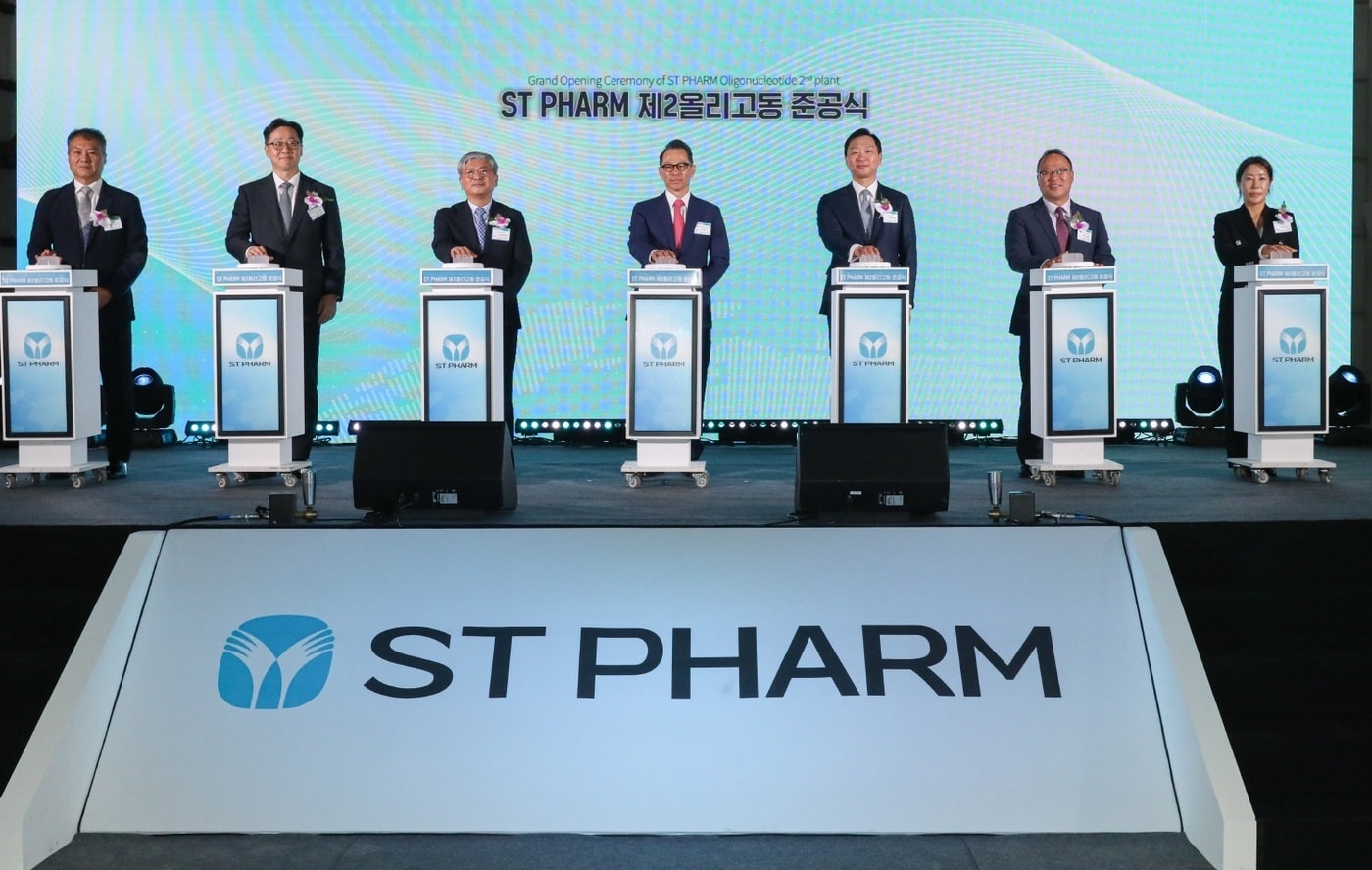 강정석 동아쏘시오위원회 위원장(사진 왼쪽에서 네번째)과 동아쏘시오그룹 사장단이 에스티팜 제2올리고동 준공식 기념행사에 참석해 자리를 빛냈다. (사진 왼쪽부터) 임진석 에스티팜 생산본부장, 김민영 동아쏘시오홀딩스 사장, 성무제 에스티팜 사장, 강정석 동아쏘시오위원회 위원장, 정재훈 동아에스티 사장, 백상환 동아제약 사장, 박윤이 아벤종합건설 사장. (에스티팜 제공)