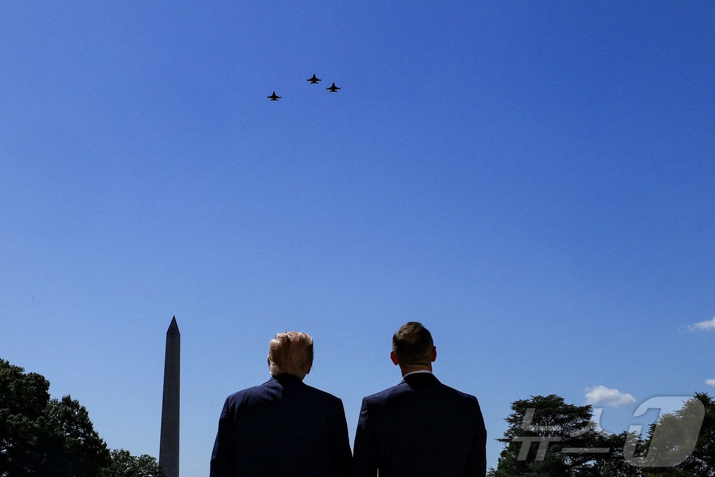 미국을 방문한 카롤 나브로츠키 폴란드 대통령과 도널드 트럼프 미국 대통령이 3일(현지시간) 백악관에서 워싱턴DC 상공을 지나는 전투기들을 바라보고 있다. 2025.09.03. ⓒ 로이터=뉴스1 ⓒ News1 심서현 기자