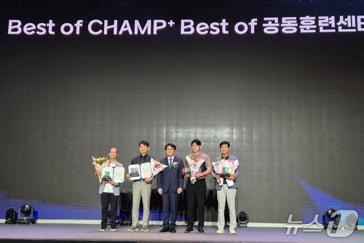 베스트 챔프 플러스 시상식. 맨 오른쪽이 건양대 박동한 교수. (건양대 제공.재판매 및 DB금지)/뉴스1