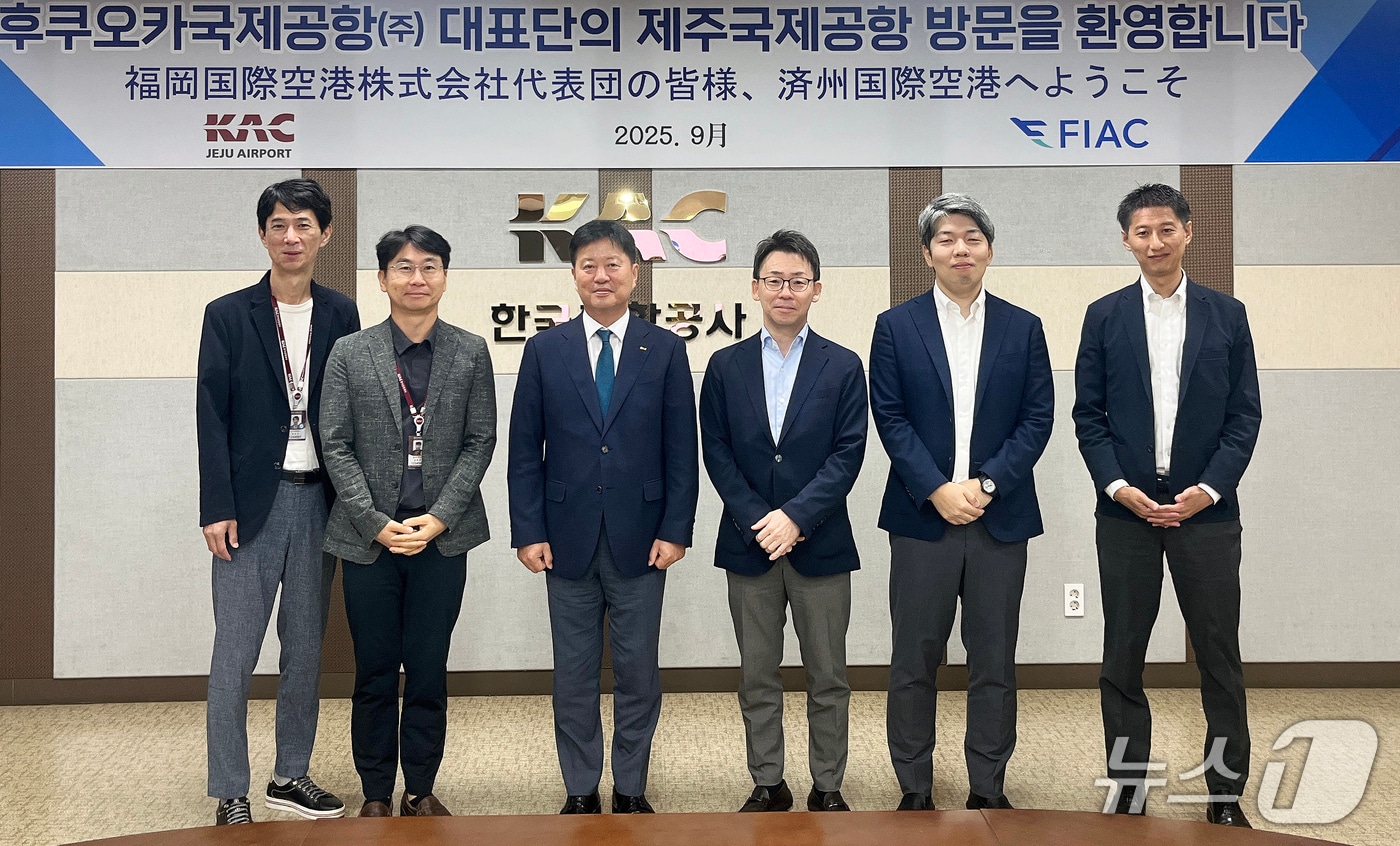 5일 오전 제주국제공항에서 만난 한국공항공사 제주공항 대표단과 후쿠오카국제공항 대표단.&#40;한국공항공사 제주공항 제공, 재판매 및 DB 금지&#41;