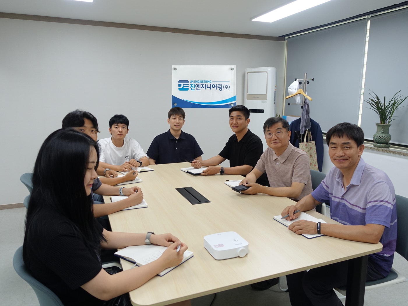 채원진 대표이사&#40;오른쪽에서 두번째&#41; 등 진엔지니어링 임직원들 모습&#40;진엔지니어링 제공&#41; 뉴스1ⓒ news1 