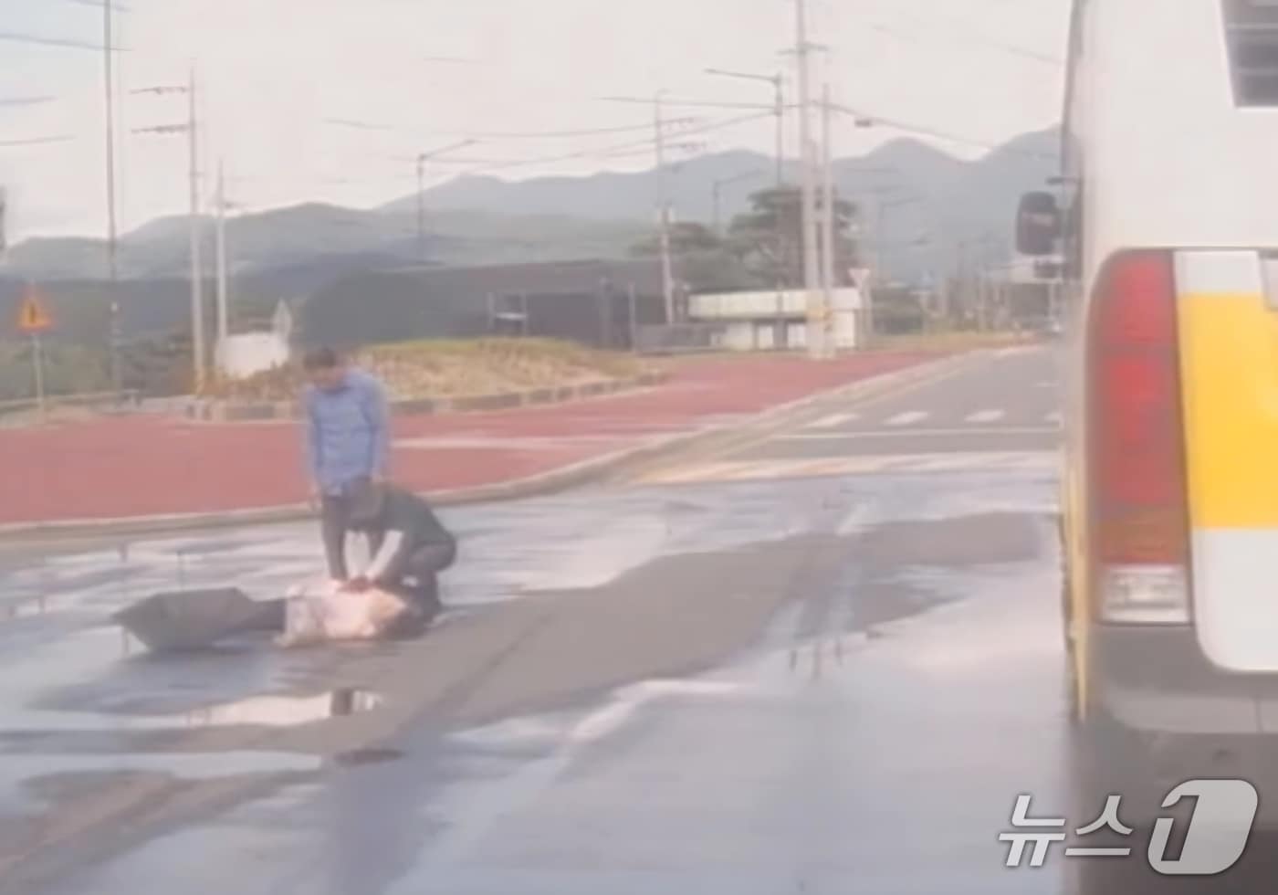 4일 오후 경북 청도군 화양읍 화양삼거리에서 농어촌버스를 운전하던 김상문 씨가 도로에 쓰러진 여성을 발견, 심폐소생술을 실시해 구조했다.(청도군 제공. 재판매 및 DB금지)/뉴스1