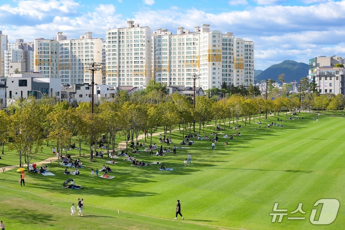 순천시민들의 휴식공간으로 자리잡은 오천그린광장 전경.(순천시 제공)