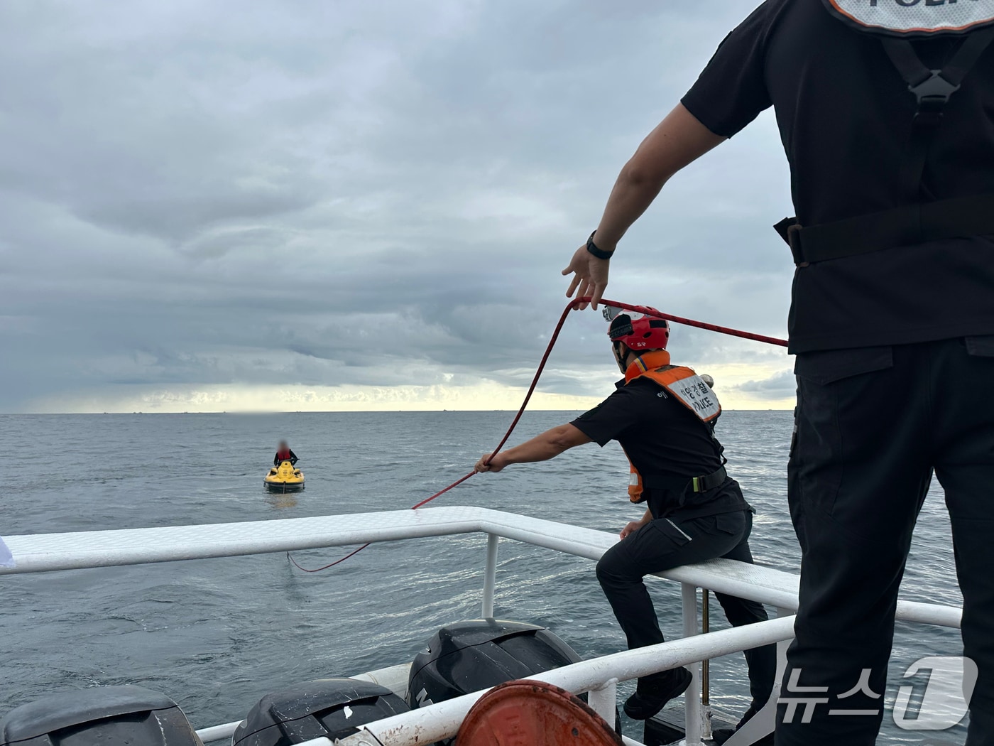 5일 오전 강원 속초 외옹치항 인근 해상 수상오토바이 표류 구조 현장.(속초해경 제공, 재판매 및 DB 금지) 2025.9.5/뉴스1