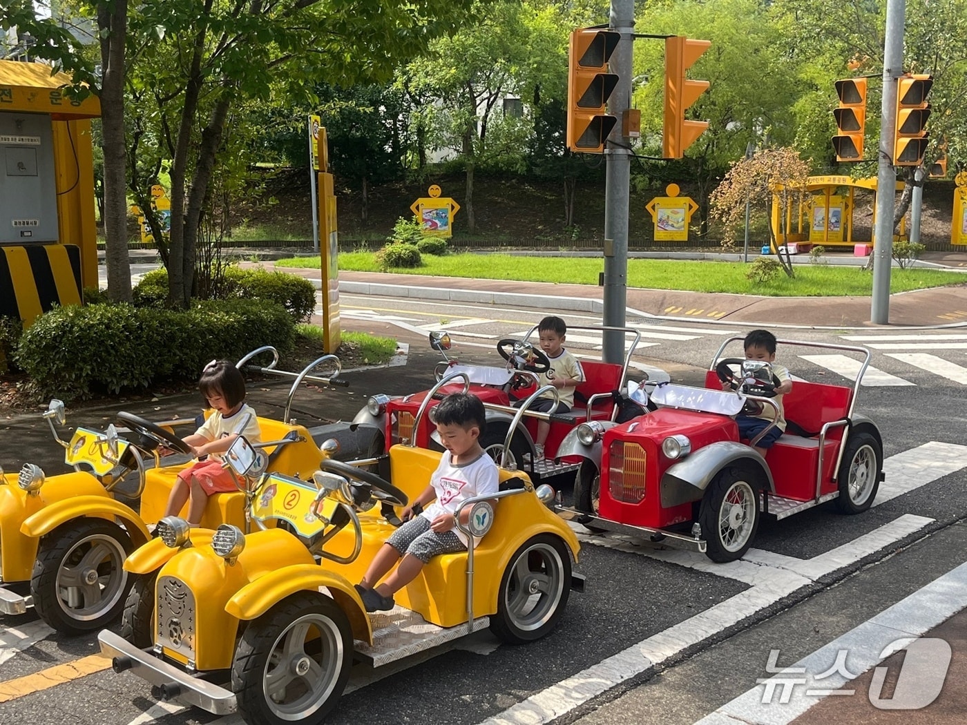 어린이 교통안전교실에 참여한 아동들.&#40;과천시 제공&#41;