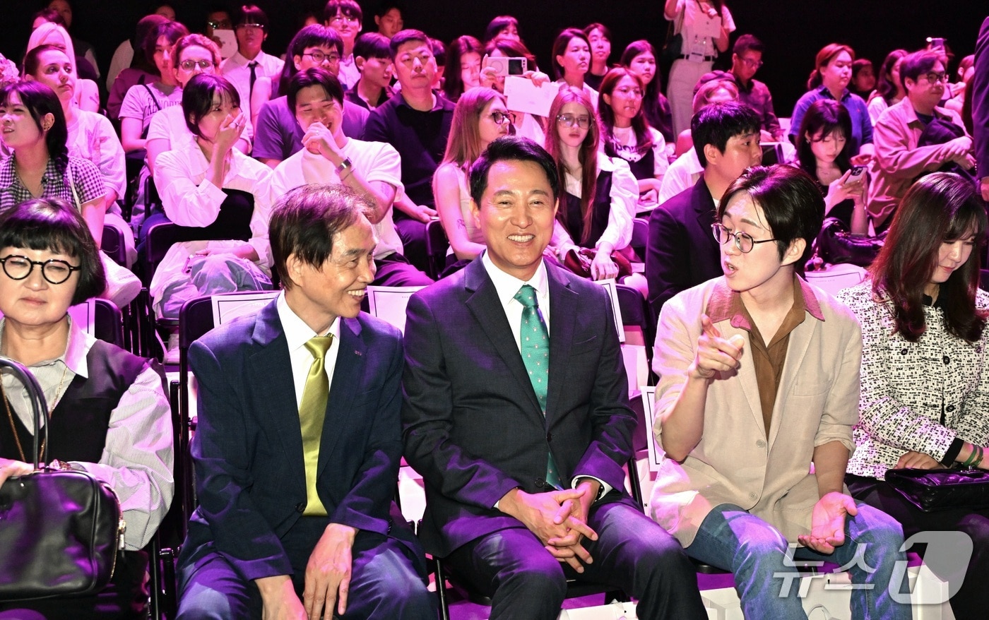 오세훈 서울시장이 5일 오후 DDP에서 열린 ‘2026 SS 서울패션위크’에서 '한나신 패션쇼'에서 참석자들과 대화를 나누고 있다.(서울시 제공)