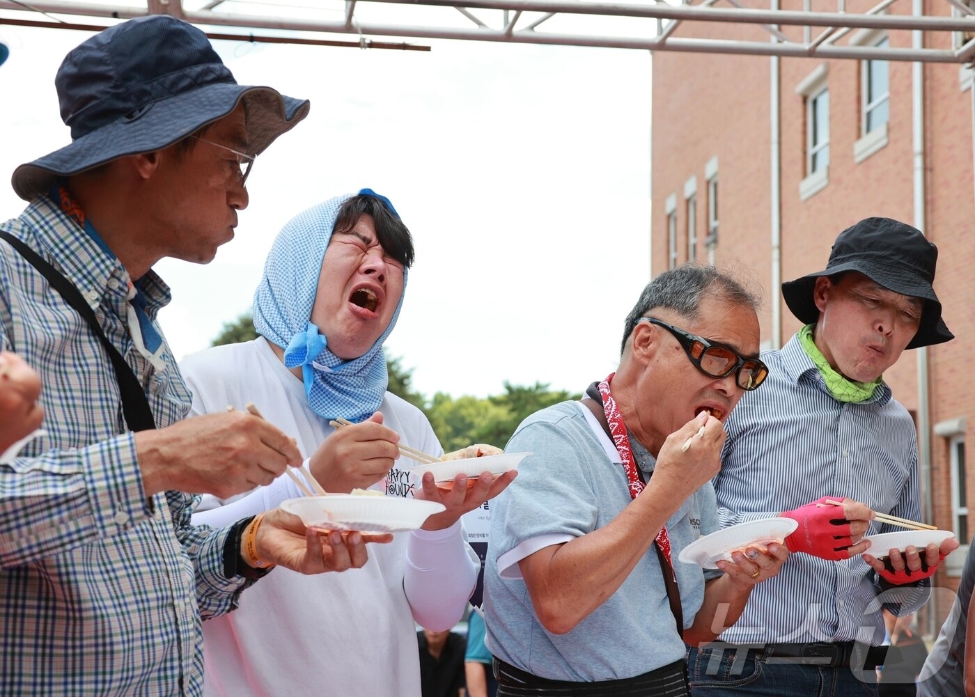 충북 괴산 유기농엑스포광장에서 열리고 있는 2025 괴산고추축제 '매운맛 최강대전'에 참가한 이들이 괴산청결고추가 들어간 음식에 도전하고 있다.2025.09.05.ⓒ 뉴스1 ⓒ News1 이성기 기자