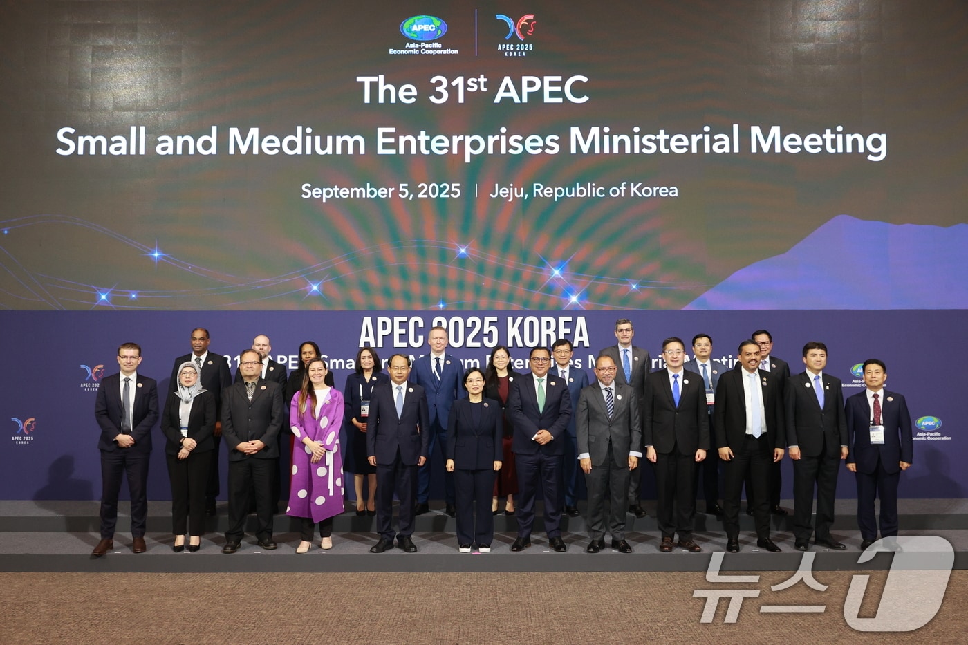 한성숙 중소벤처기업부 장관이 5일 제주 국제컨벤션센터&#40;ICC&#41;에서 열린 &#39;제31차 APEC 중소기업 장관회의&#39;를 마치고 APEC 회원국 중소기업 담당 장관과 기념 촬영을 하고 있다. &#40;중소벤처기업부 제공. 재판매 및 DB 금지&#41; 2025.9.5/뉴스1