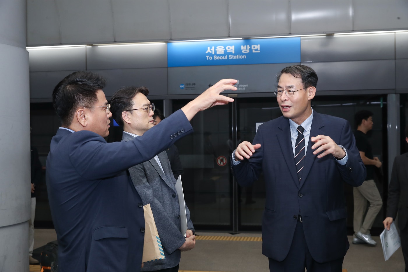 강희업 국토부 2차관&#40;오른쪽&#41;이 공항철도 현장점검을 하고 있다.&#40;국토교통부 제공&#41;