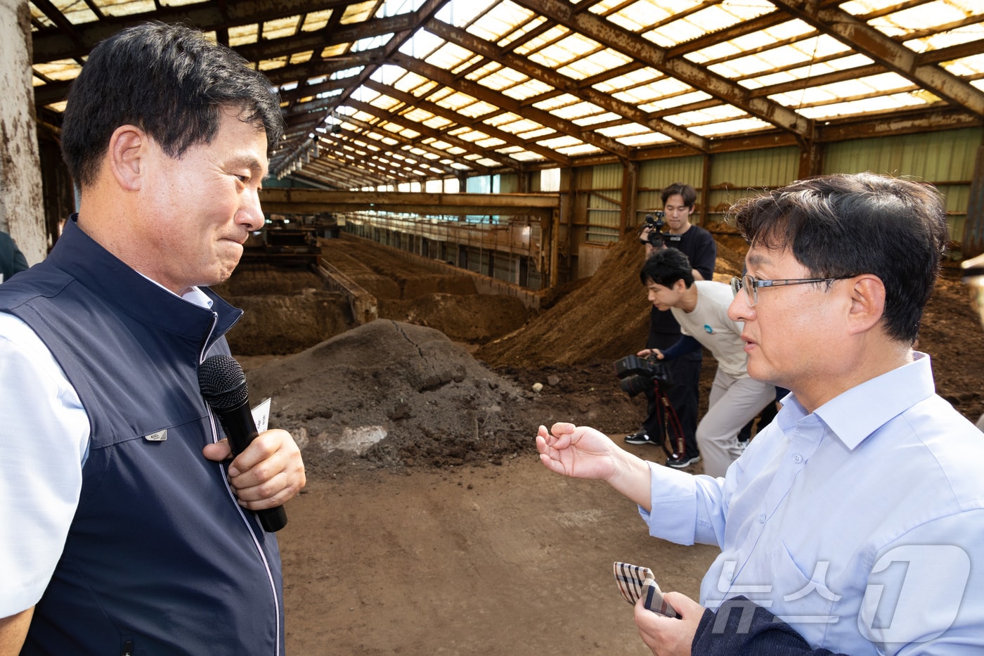 김성환 환경부 장관이 5일 전북 완주군 고산농협 경축순환자원화센터 가축분뇨 퇴·액비 제조시설에서 처리 과정을 살펴보고 암모니아 등 대기오염물질 관리 강화를 당부하고 있다. &#40;환경부 제공. 재판매 및 DB금지&#41; 2025.9.5/뉴스1