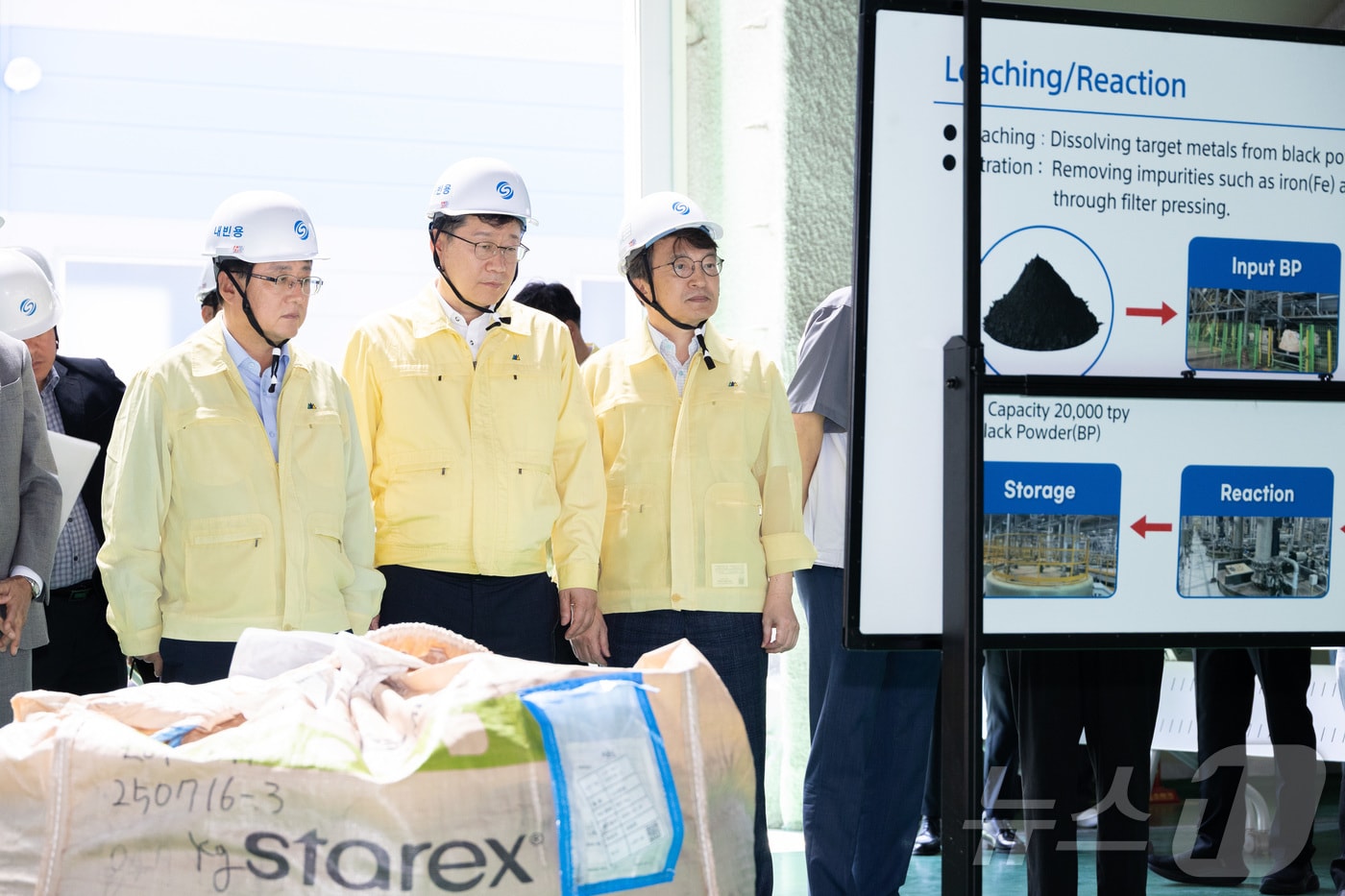 김성환 기후에너지환경부 장관이 전북 군산시 새만금국가산업단지 성일하이텍을 방문, 전기차 폐배터리 자원순환체계 현황 등을 점검하고 있다. (환경부 제공. 재판매 및 DB금지) 2025.9.5/뉴스1