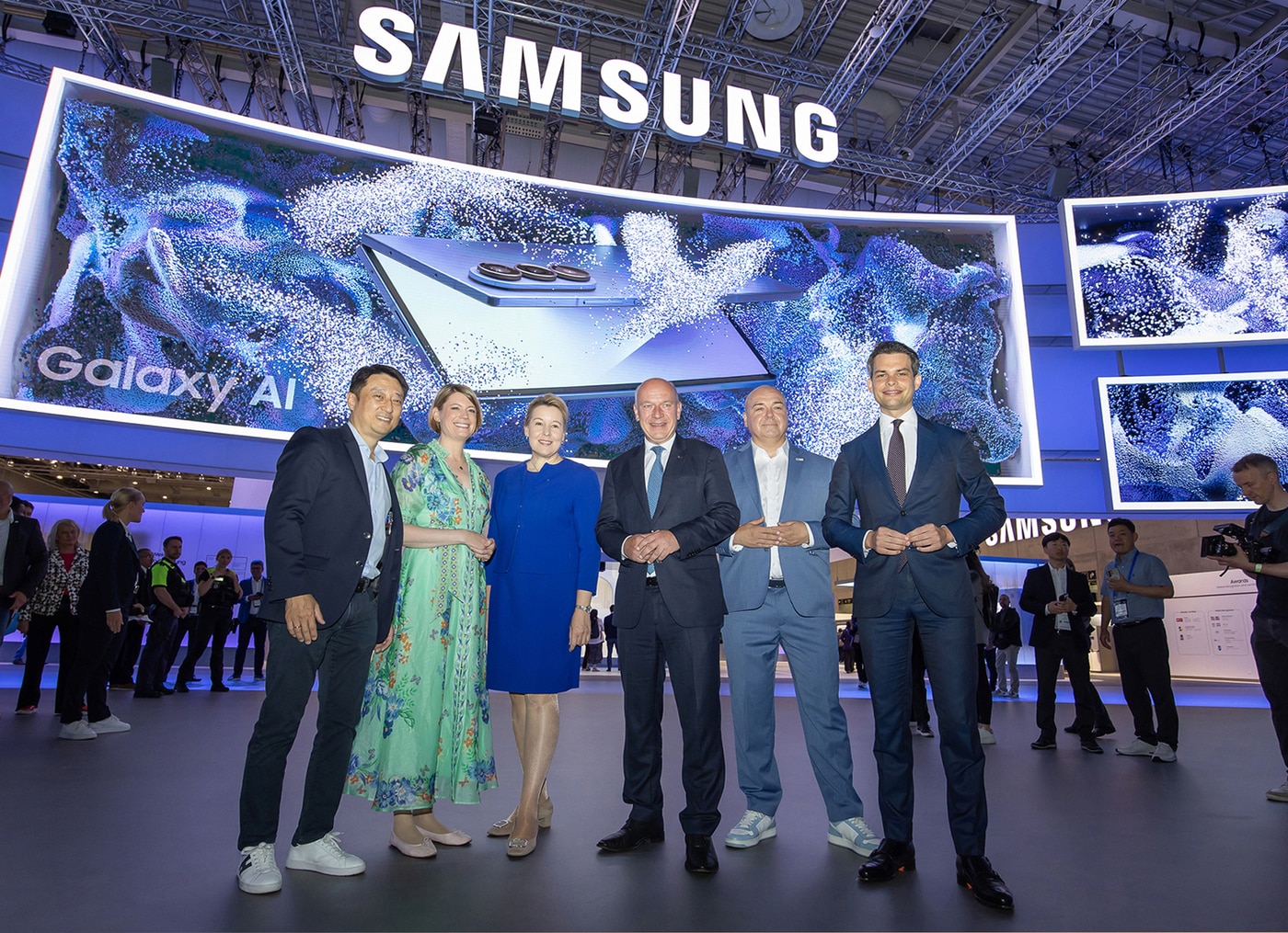 삼성전자 독일법인장 김만영 부사장,(왼쪽 첫 번째) 카이 베그너 베를린 시장(왼쪽 네 번째)(삼성전자 제공).