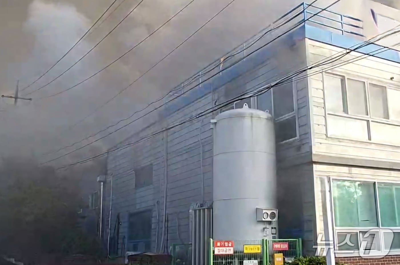 안성 반도체 화학약품제조공장 화재 현장.(경기도소방재난본부 제공. 재판매 및 DB금지)