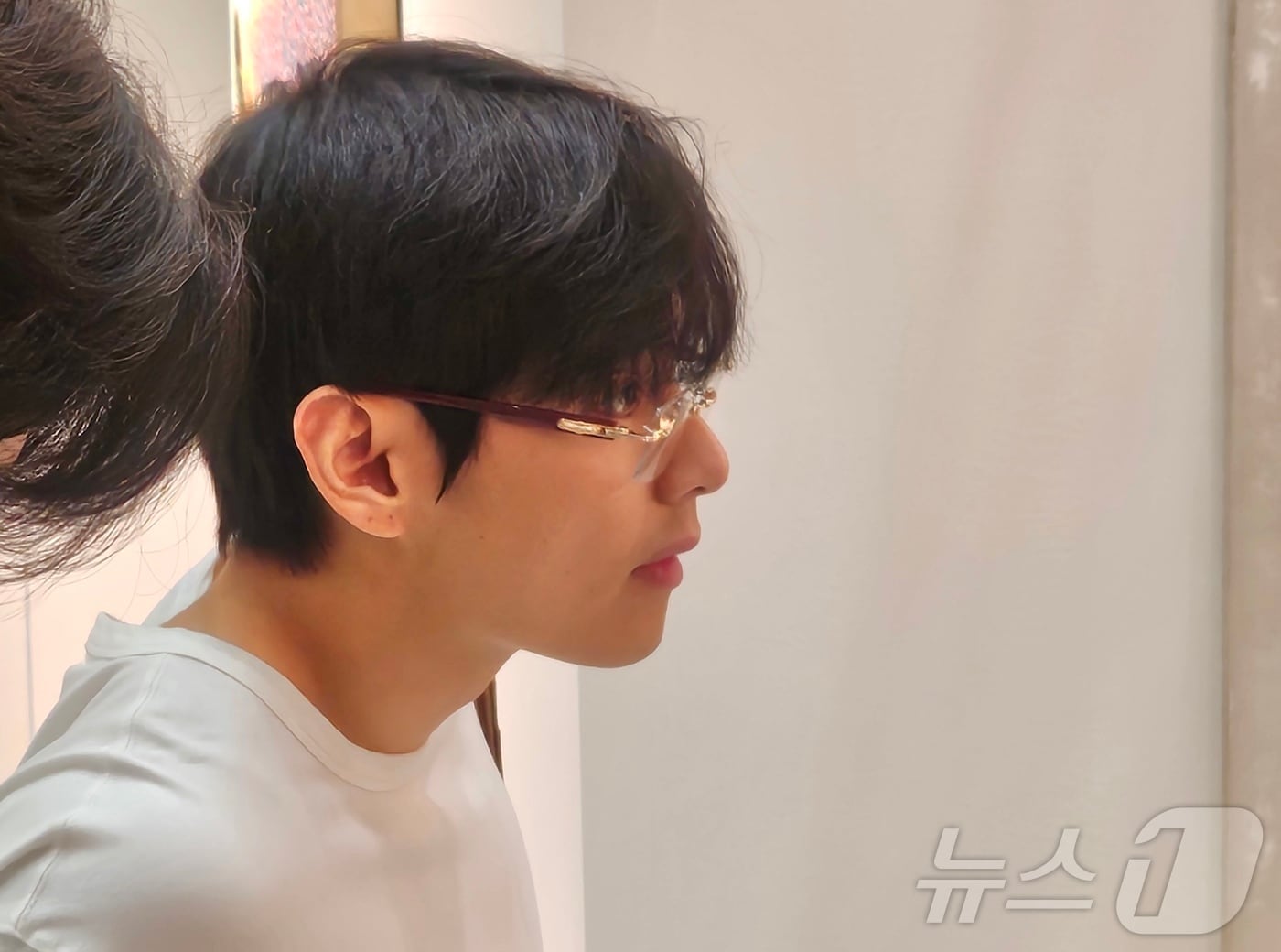 방탄소년단(BTS) 뷔가 지난 4일 서울 강남구 코엑스에서 열린 아트페어 '프리즈 서울 2025'를 찾아 전시를 둘러보고 있다. (독자제공. 재판매 및 DB 금지) 2025.9.6/뉴스1 ⓒ News1 박지혜 기자