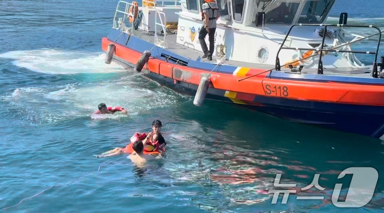 6일 오전 여수해경이 거문도 여객선 터미널에서 추락한 50대 여성을 구조하고 있다.(여수해경 제공. 재판매 및 DB금지) 2025.9.6/뉴스1