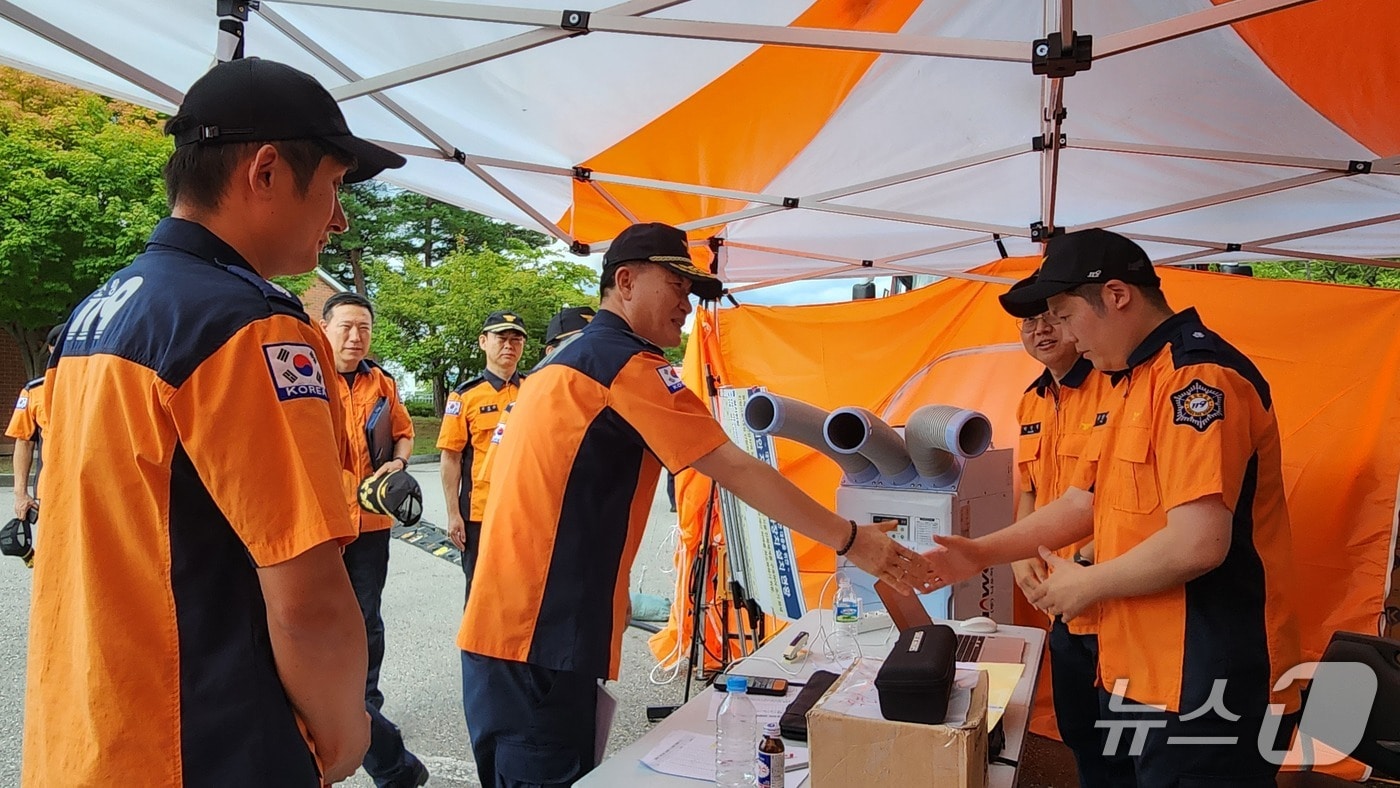 6일 강릉 급수 현장을 찾은 이영팔 소방청 차장이 지원 상황과 현장에 동원된 직원들을 격려했다.(강원도소방본부 제공. 재판매 및 DB금지)/뉴스1