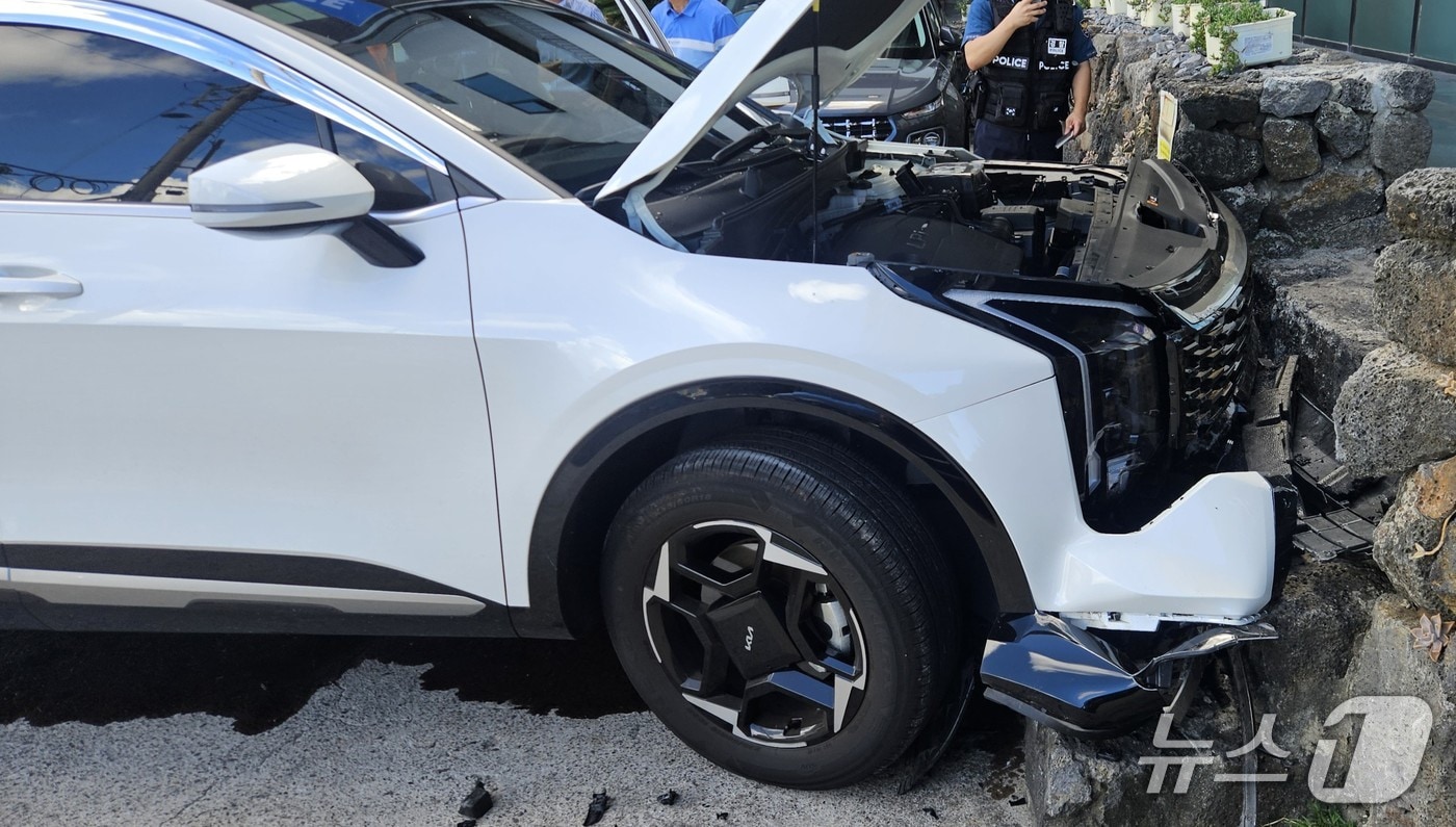  제주에서 택시가 식당 담벼락에 충돌하는 사고가 발생했다.(제주도 소방안전본부 제공)/뉴스1