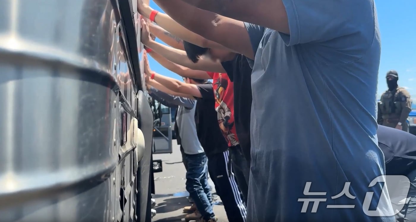 미국 이민세관단속국 ICE&#40;U.S. Immigration and Customs Enforcement&#41;가 조지아주 내 현대자동차그룹과 LG에너지솔루션 합작 배터리 공장 건설 현장의 한국인 직원 300여 명을 기습 단속·구금하는 영상을 공개했다. &#40;ICE 홈페이지. 재판매 및 DB금지&#41; 2025.9.6/뉴스1