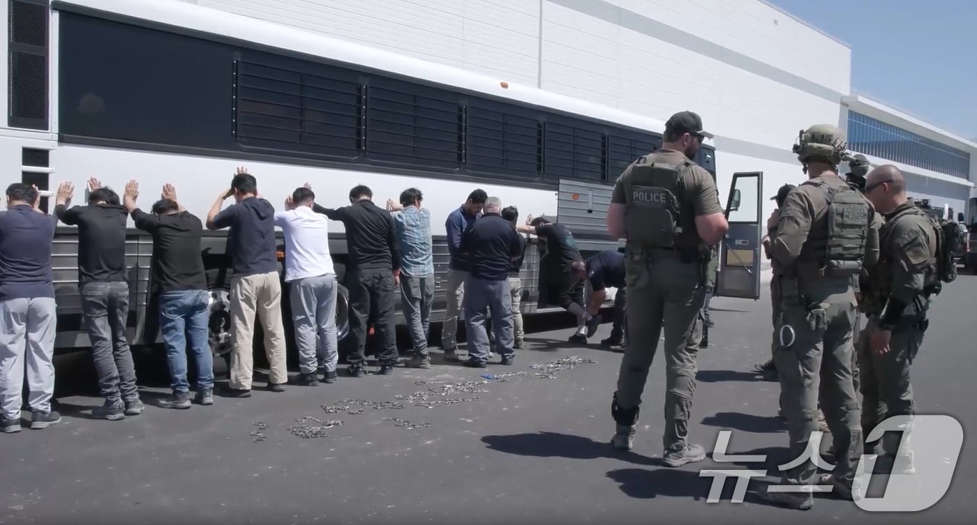 미국 이민세관단속국 ICE&#40;U.S. Immigration and Customs Enforcement&#41;가 조지아주 내 현대자동차그룹과 LG에너지솔루션 합작 배터리 공장 건설 현장의 한국인 직원 300여 명을 기습 단속·구금하는 영상을 공개했다. &#40;ICE 홈페이지. 재판매 및 DB금지&#41; 2025.9.6/뉴스1