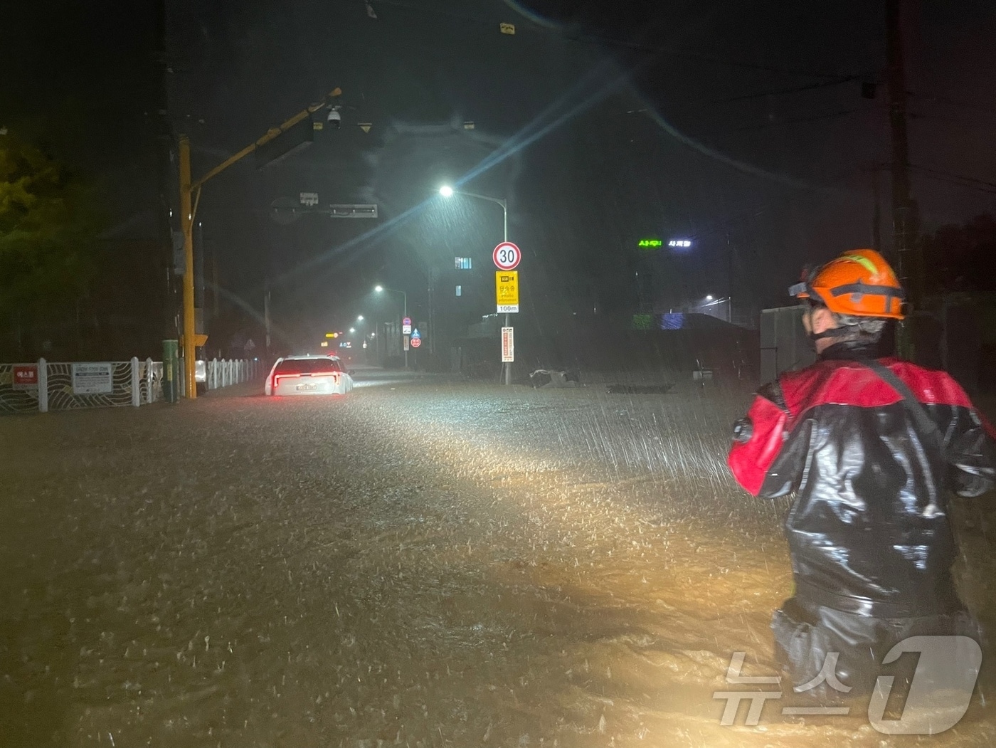 전북지역에 극한호우가 내린 7일 새벽 전북 군산시 미성초 인근에서 현장 출동 중이던 소방대원이 침수현장을 발견하고 통제하고 있다.(전북소방 제공. 재판매 및 DB금지) 2025.9.7/뉴스1 ⓒ News1