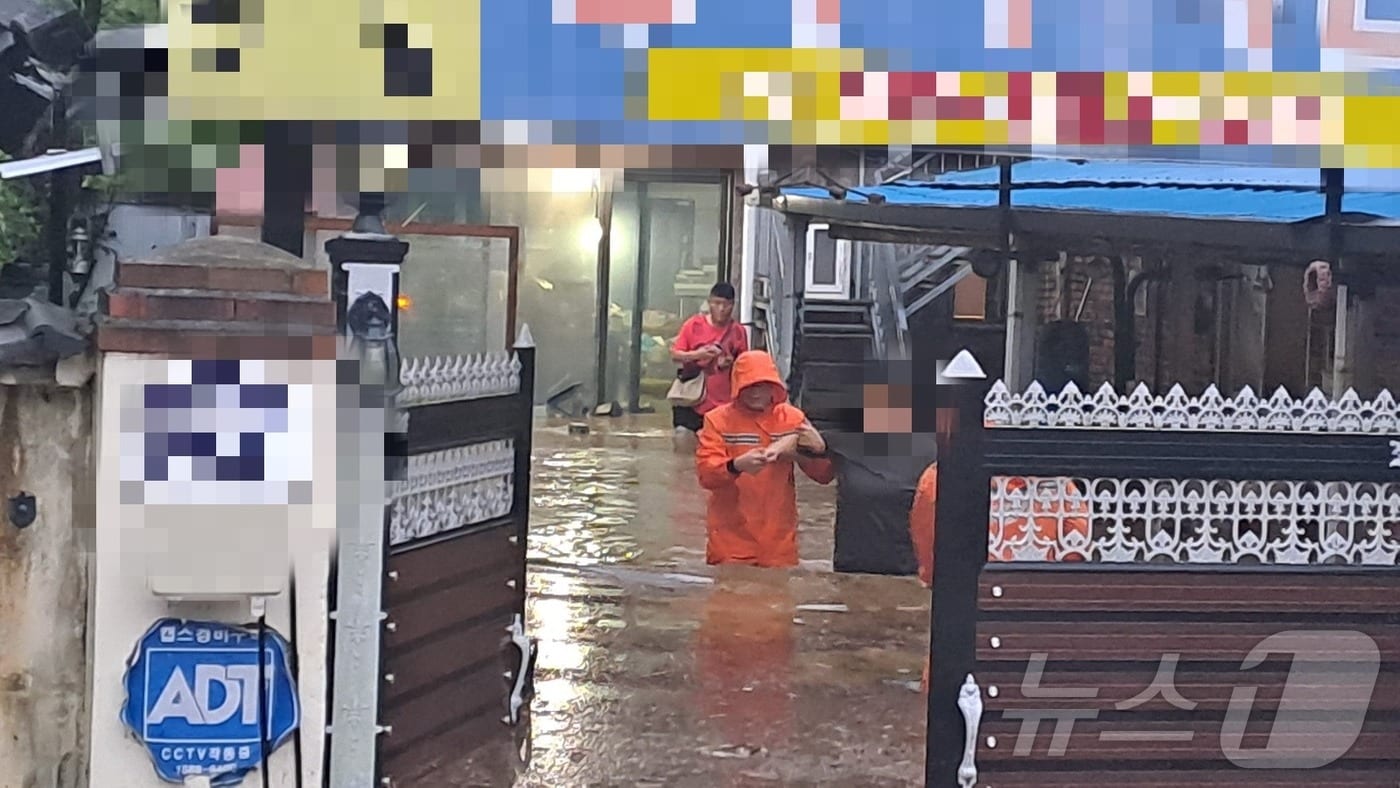 7일 오전 6시 8분께 전북 전주시 완산구 색장동 인근 하천이 범람하면서 도로와 주택이 침수돼 현장에 출동한 소방대원이 구조 활동에 나서고 있다.(전북소방 제공. 재판매 및 DB금지) ⓒ News1 