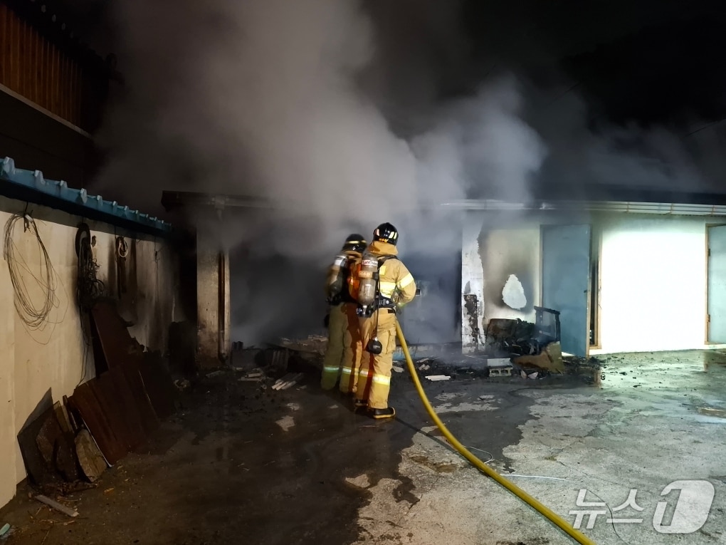 7일 오전 3시44분쯤 경북 경주시 문무대왕면의 한 주택창고서 불이 나 소방 당국이 진화하고 있다.(경북소방본부 제공. 재판매 및 DB 금지)